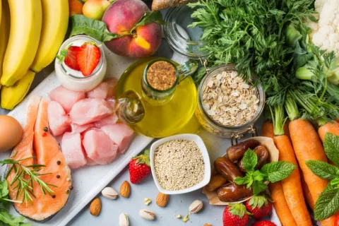 Alimentos saludables que favorecen la diversidad de la microbiota intestinal Variedad de alimentos saludables sobre una mesa de cocina