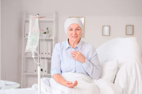 Test para predecir la efectividad de la quimioterapia Paciente oncológica con pañuelo recibiendo un tratamiento de quimioterapia