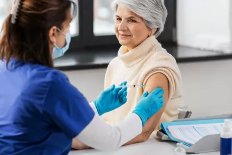 Mujer mayor se vacuna contra el virus respiratorio sincitial Sanitaria pone una vacuna a una mujer mayor
