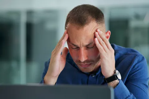 Hombre con dolor de cabeza por migraña Hombre con dolor de cabeza