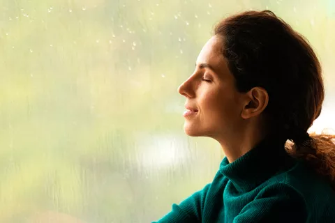 Mujer sin ansiedad Mujer aliviada