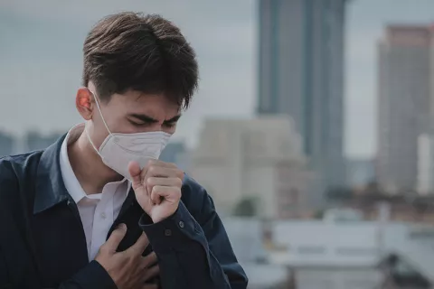 Hombre expuesto al aire contaminado Hombre tosiendo