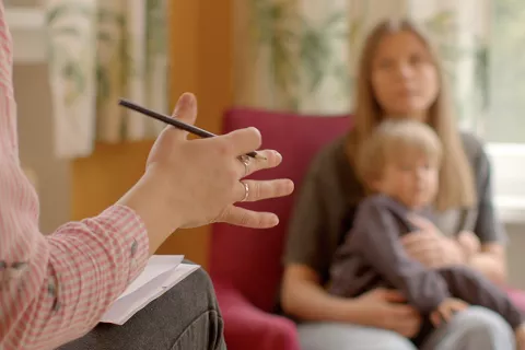 Mejora el diagnóstico del autismo Los desafíos del niño con trastornos del espectro autista (TEA) se abordan durante la consulta.