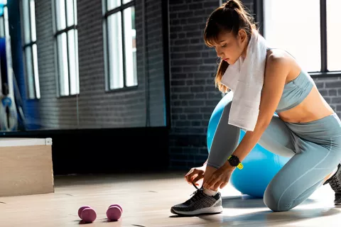 Mujer joven preparándose para hacer ejercicio