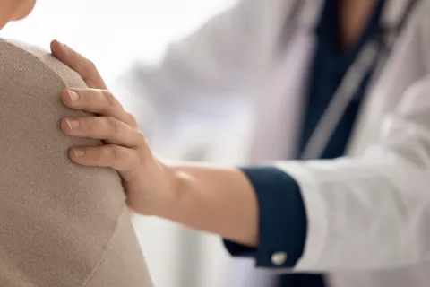 Nuevas pistas podrían mejorar el tratamiento del azlhéimer Doctora apoyando a su paciente con alzhéimer