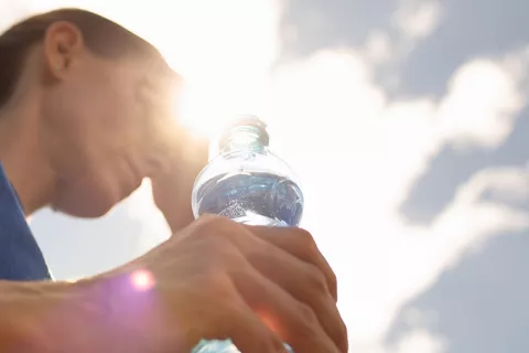 Calor extremo en España Mujer que bebe el agua que se refresca en la onda de calor extrema