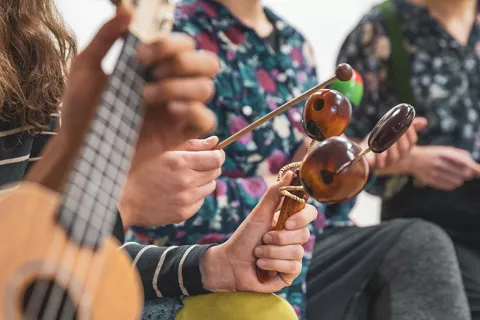 La música puede ser una gran aliada para cuidar a personas con demencia Concepto de musicoterapia, un grupo de personas tocando diferentes tipos de instrumentos musicales, sanación musical