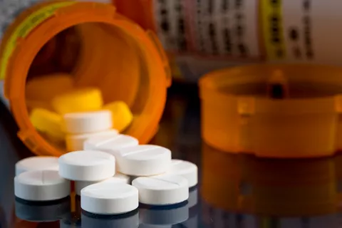Analgésicos opioides para el dolor post quirúrgico Bote de pastillas de oxicodona sin marca identificable
