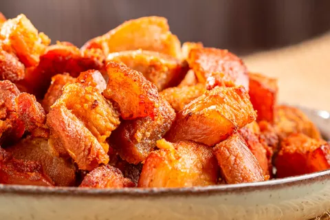 Torreznos de Soria, ¿saludables? Cuenco de torreznos fritos de Soria