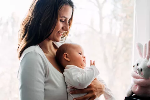 Ampliación del permiso de nacimiento Madre pasando tiempo con su bebé