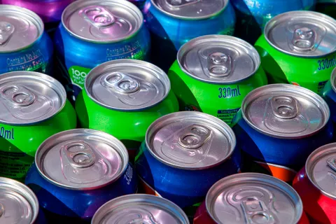 Refrescos azucarados y riesgo de diabetes Latas de refrescos de colores endulzados artificialmente