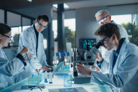 Análisis de células humanas en un laboratorio Científicos realizan un estudio médico en el laboratorio