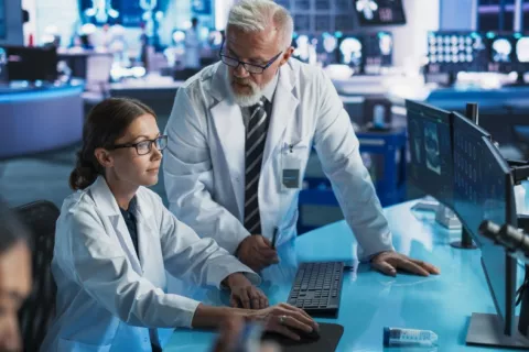 Dos investigadores estudian en la pantalla los resultados de sus pruebas