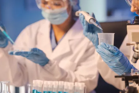 Investigadoras en laboratorio realizan análisis