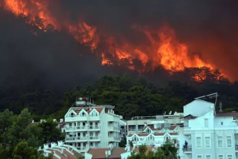 Incendio en el bosque cerca de un pueblo turístico de Turquía