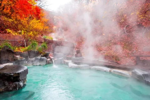 Baño onsen de aguas termales al aire libre Baño natural onsen de aguas termales en Japón