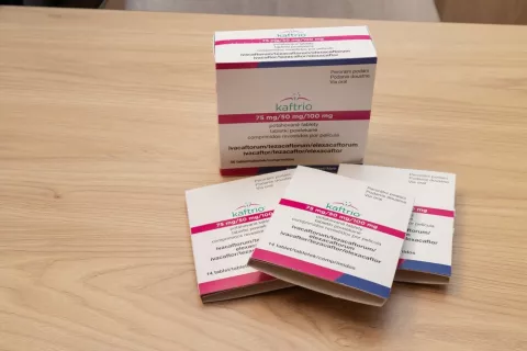 Cajas de Kaftrio para el tratamiento de la fibrosis quística Cajas de Kaftrio con paquetes de tabletas de ivacaftor, tezacaftor y elexacaftor dispuestos en la mesa para el tratamiento de la fibrosis quística