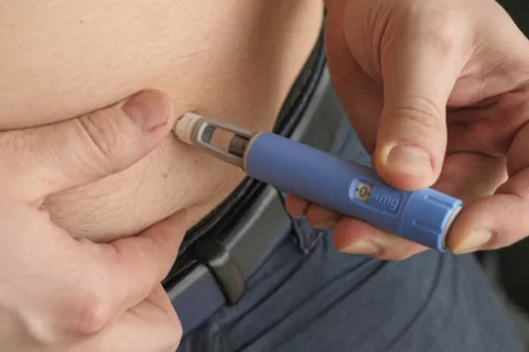 Hombre con obesidad se administra semaglutida en el abdomen
