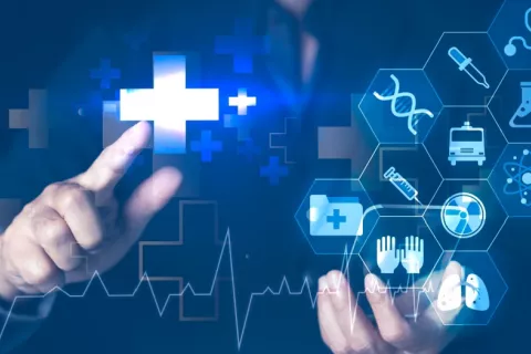 Manos de médico con hologramas sanitarios