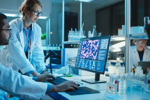 Científicos investigan en laboratorio frente a pantalla de ordenador