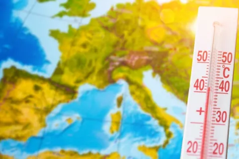 Temperaturas muy elevadas en Europa se asocian con miles de muertos Termómetro marca más de 40 ºC y al fondo mapa de Europa