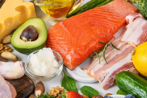 Grupo de alimentos ricos en grasas, como salmón, aguacate, queso…