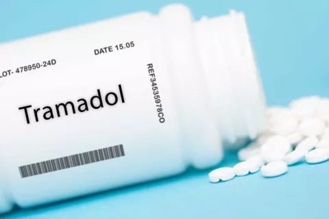 Bote de Tramadol del que salen comprimidos