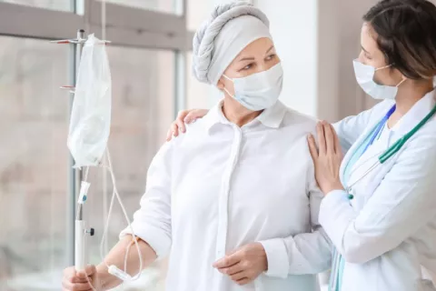 Mujer con cáncer recibe quimioterapia animada por su doctora