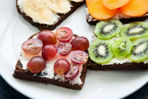 Tostadas de pan de centeno con uvas, kiwis, orejones…