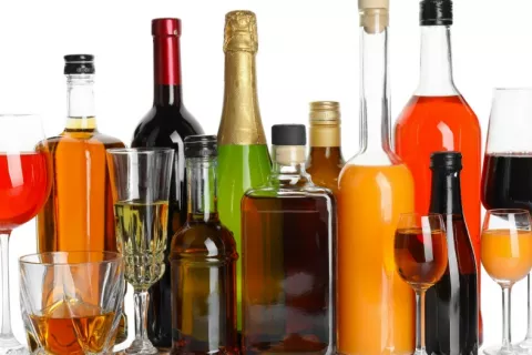 Bebidas alcohólicas variadas en botellas y copas Grupo de botellas con distintas bebidas alcohólicas