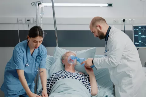 Mujer con problemas respiratorios recibe respiración asistida en el hospital Sanitarios atienden a paciente con problemas respiratorios en el hospital