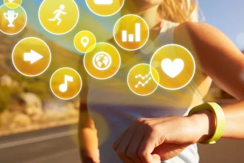 Mujer hace ejercicio al aire libre consultando su pulsera de actividad y rodeada de iconos de salud