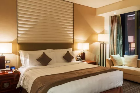 Dormitorio con mucha iluminación artificial