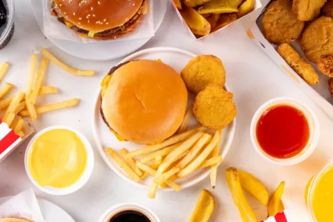 Hamburguesas, salsas y otros alimentos típicos del fast food Hamburguesas, patatas fritas, frituras de pollo y salsas