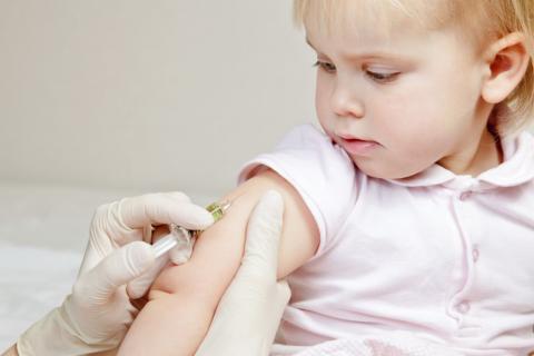 Niña siendo vacunada contra el sarampión