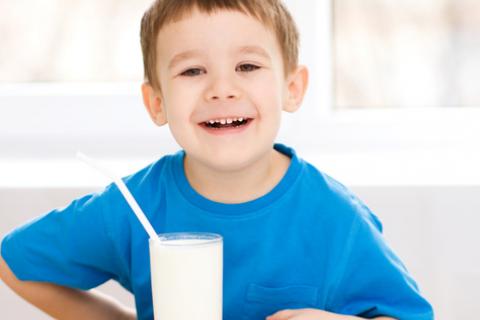 Expertos aconsejan leches de crecimiento para niños