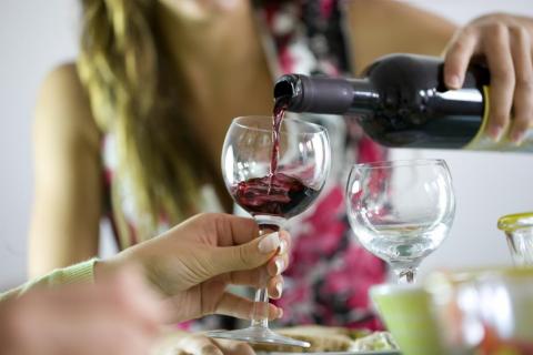 Beber vino con moderación previene la depresión