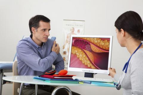 Doctora explicando al paciente las consecuencias del colesterol alto