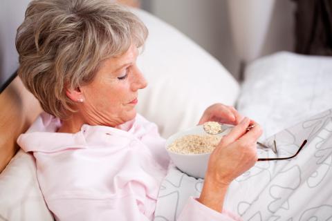Mujer mayor comiendo cereales