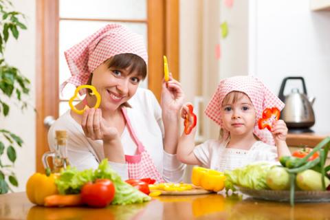 Una madre y su hija muestran alimentos típicos de la dieta mediterránea