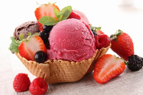 Bolas de helado con frutas