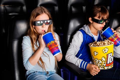 Niños viendo una película 3D