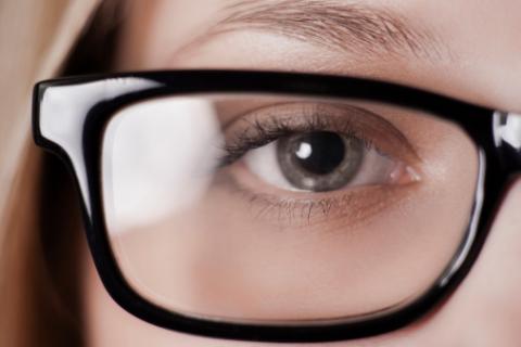 Crean unas lentes para gafas que protegen la retina