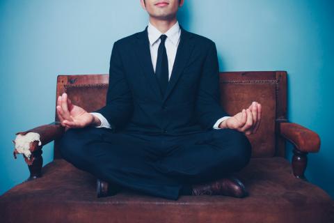 Hombre practicando meditación trascendental
