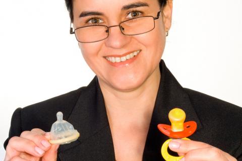 Mujer sosteniendo un condón y un chupete