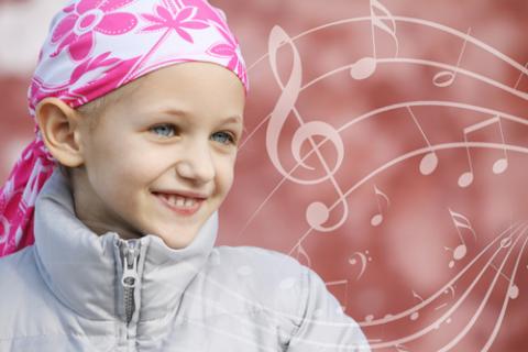 Niña enferma de cáncer escuchando música
