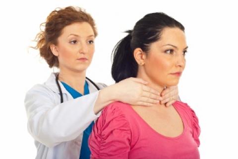 Doctora explorando a una paciente con tiroides