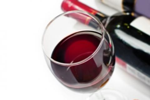 copa de vino tinto que podría prevenir el cáncer