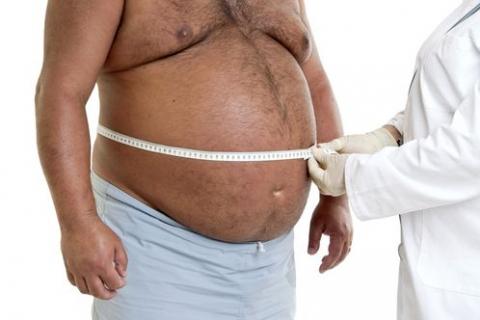 Hombre con obesidad abdominal que podría mejorar con la dieta mediterránea