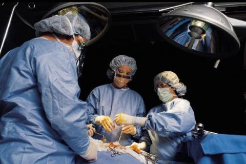 Grupo de cirujanos realizando un trasplante renal
